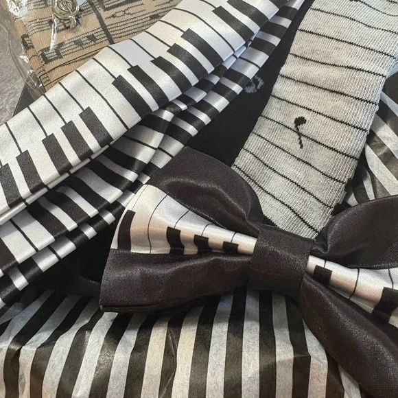 Musical Note and Piano Key Socks Set,tie,bow tie,pin in gift box 5 piece set - Picture 16 of 17
